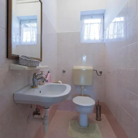 Cozy Apartment In Svetvincenat With Kitchen Apartment *